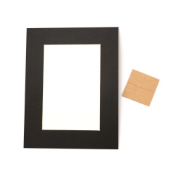 Κορνίζα από χαρτόνι εξωτερικό μέγεθος 12,9x16,7 cm με μονωτική μεμβράνη και κολλητική ταινία διπλής όψης χρώμα μαύρο
