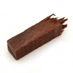 O bucata de lemn de santal solid rosu pentru instalare in rasina epoxidica 9x9x35 ~ 40 mm