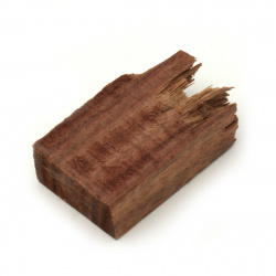 O bucata de lemn de santal solid rosu pentru instalare in rasina epoxidica 30x15x45 ~ 50 mm