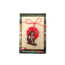 Мартеница за закичване с дървена фигурка баба